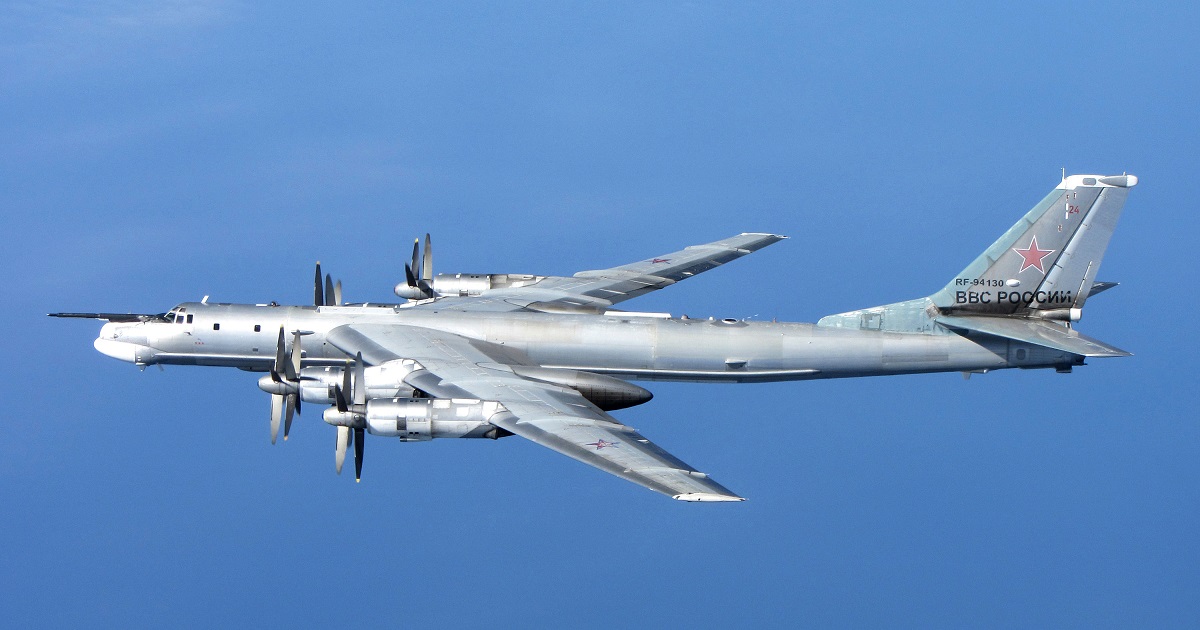 Dwa rosyjskie bombowce atomowe Tu-95 wlatują w strefę identyfikacji obrony powietrznej Alaski - US Air Force przechwytuje je za pomocą F-16 Fighting Falcon