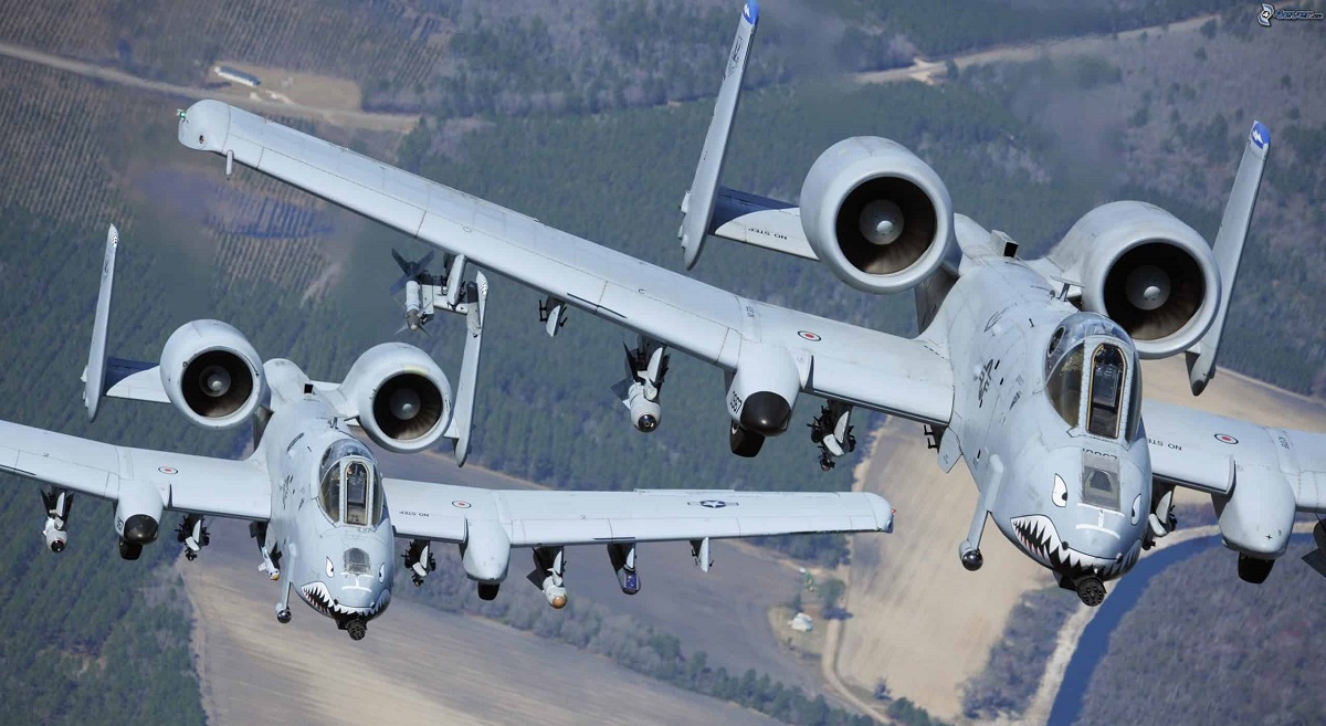 Kultowy samolot szturmowy A-10 Thunderbolt II wziął udział w ćwiczeniach w Zatoce Omańskiej wraz z niszczycielem USS Stethem, który może przenosić pociski Tomahawk