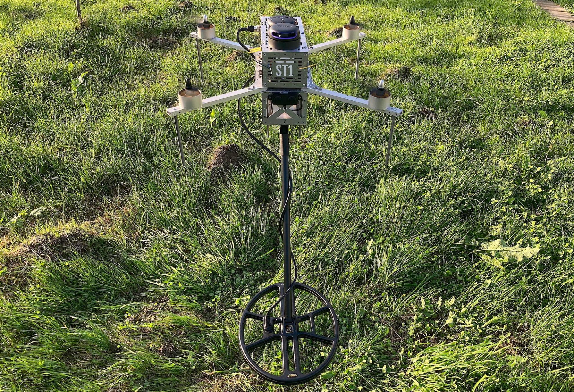 Ukraina prezentuje drona rozminowującego ST1, który działa 4 razy szybciej niż człowiek