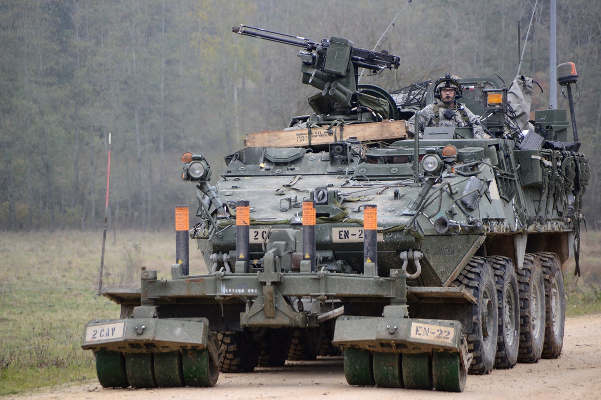 Siły Zbrojne Ukrainy prezentują pojazdy opancerzone M1126 Stryker ICV i M1132 Stryker ESV z trałowcami LWMR