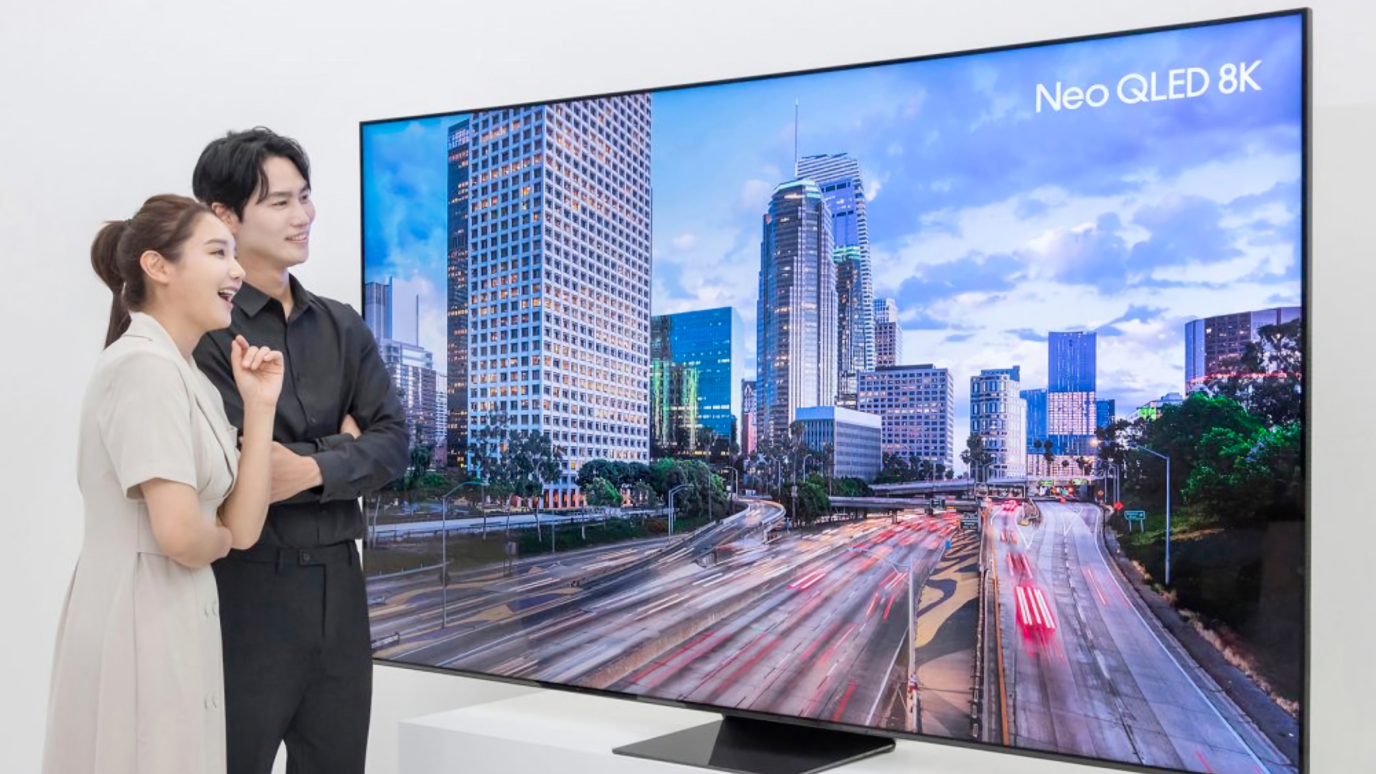Samsung zaprezentował 98-calowy telewizor 8K Neo QLED z głośnikami 120 W i ceną 39 000 USD.