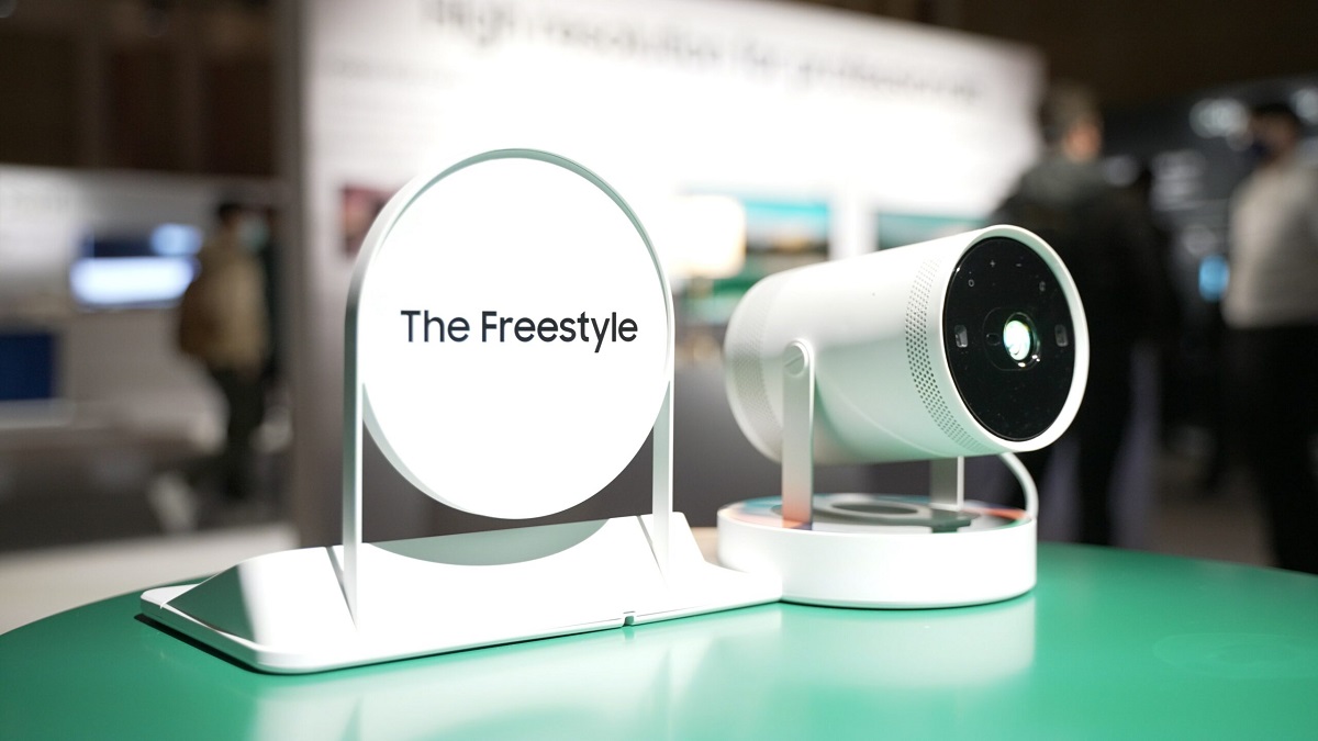 Przenośny projektor Samsung Freestyle Gen 2 z pilotem SolarCell Remote i koncentratorem gier jest dostępny do zamówienia za 800 USD
