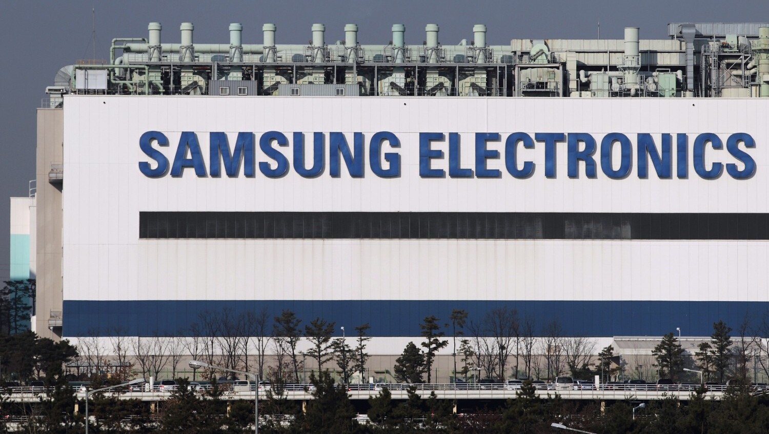Samsung ma kłopoty: sprzedaż spada, magazyny są pełne, a produkcja smartfonów tnie się w dużej fabryce