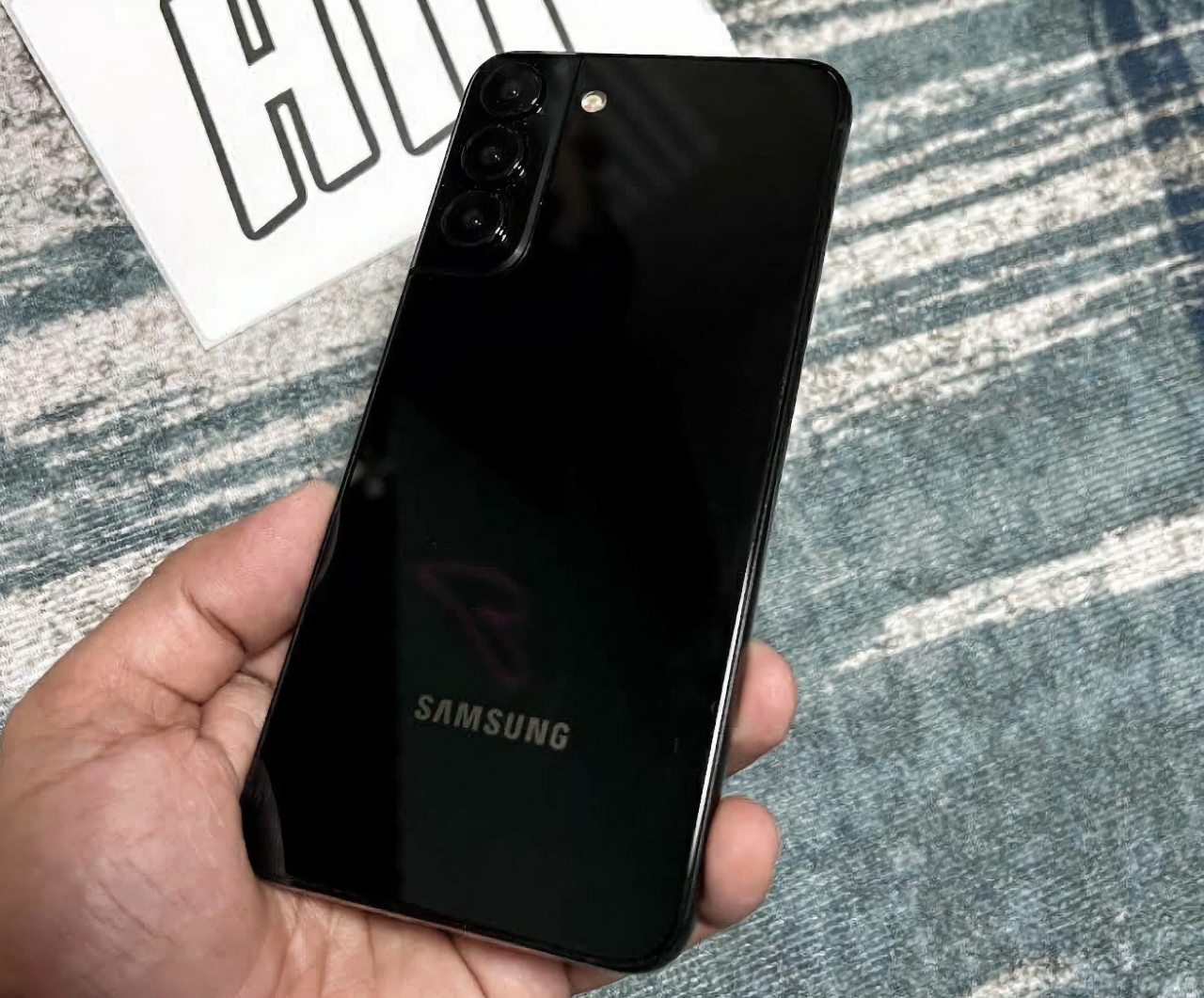 Samsung Galaxy S22 pojawił się na zdjęciu „na żywo”: kopia Galaxy S21 z błyszczącym tylnym panelem