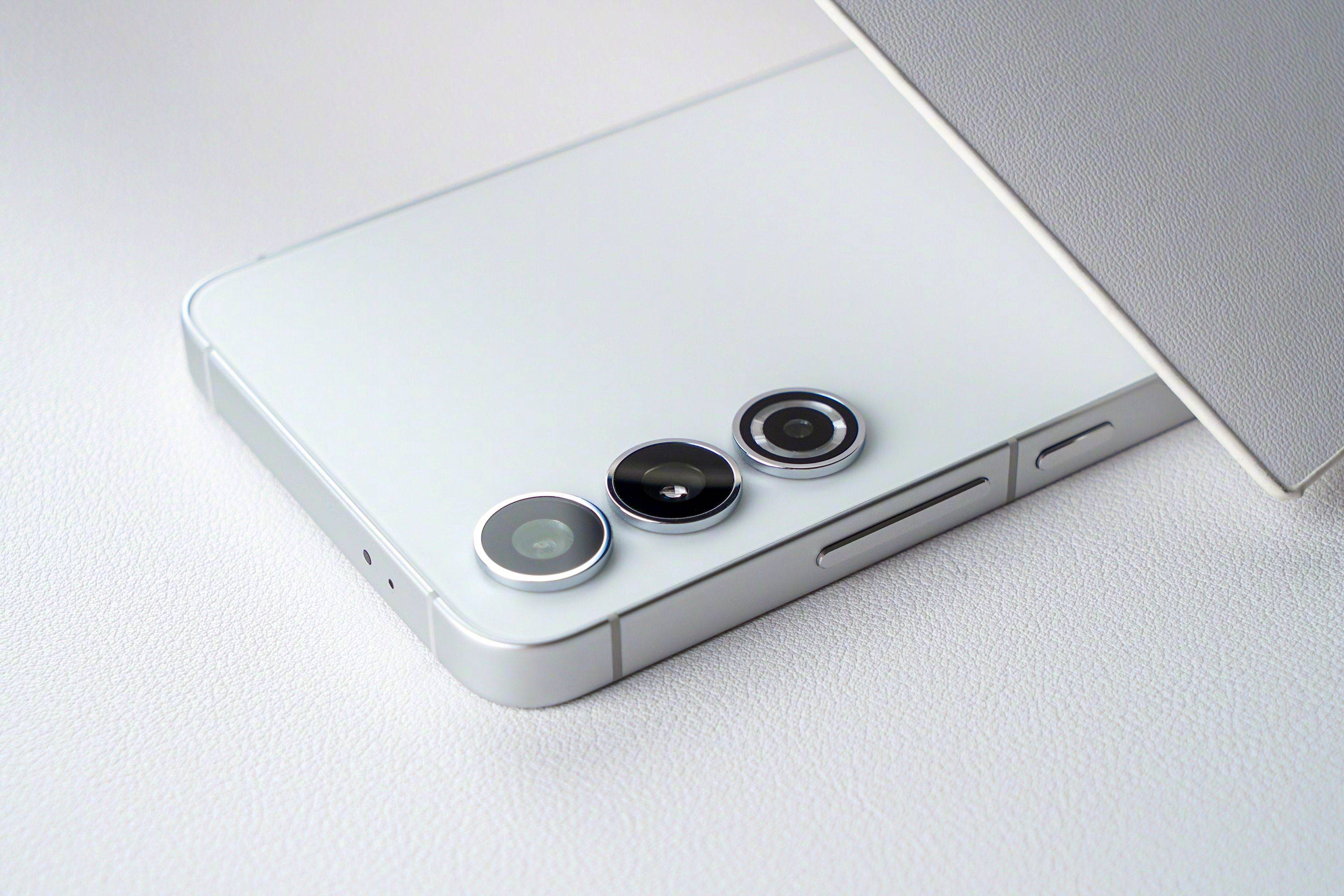 W stylu iPhone'a: Samsung Galaxy S24 i S24+ otrzymają zaktualizowany design z płaskimi ramkami bocznymi