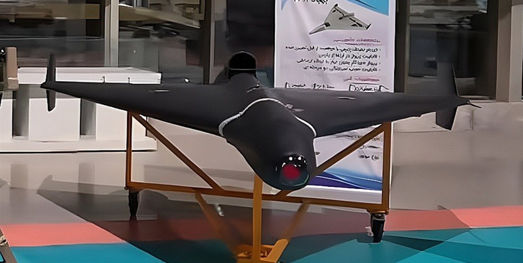 Iran zaprezentował bezzałogowy samolot Shahed-238: napędzaną odrzutowo modyfikację Shahed-136 z trzema różnymi systemami naprowadzania.