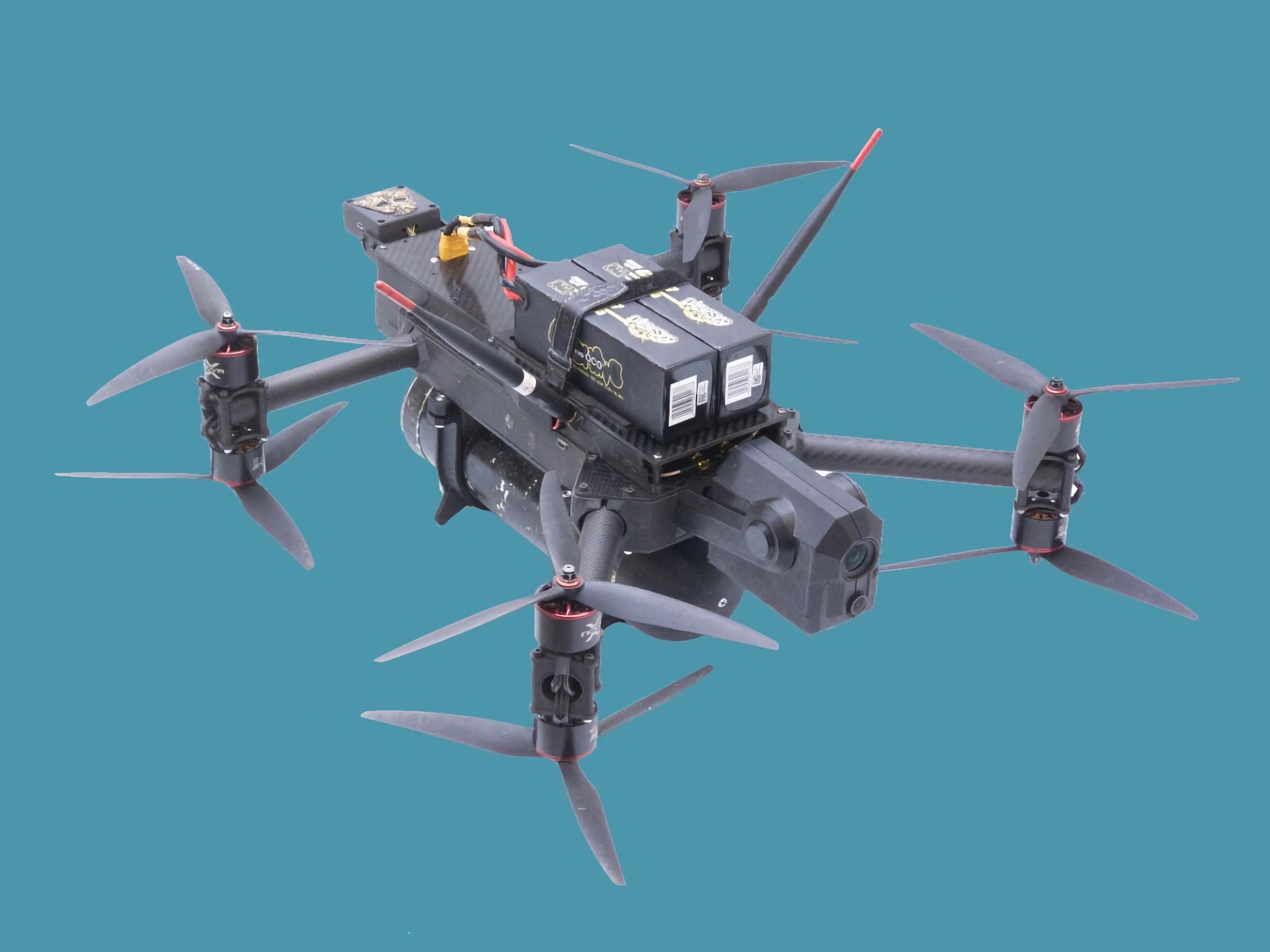 Ukraina stworzyła kompaktowego drona atakującego SkyKnight 2 ze sztuczną inteligencją, który może oprzeć się wojnie elektronicznej i działom przeciwdronowym.