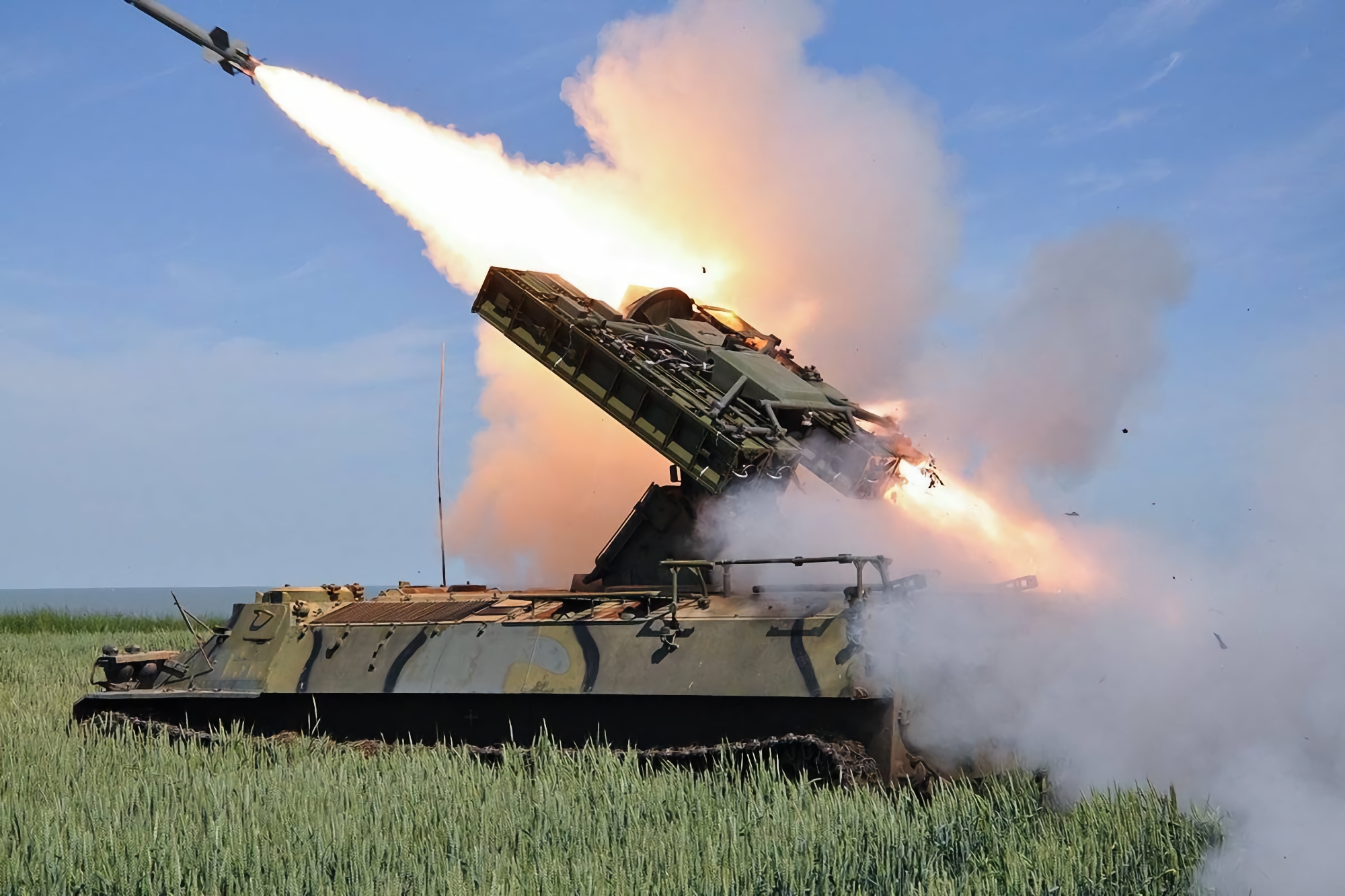 Siły Zbrojne Ukrainy za pomocą przeciwlotniczego systemu rakietowego „Strela-10” zestrzeliły kompaktowy rozpoznawczy BSP Raszistów