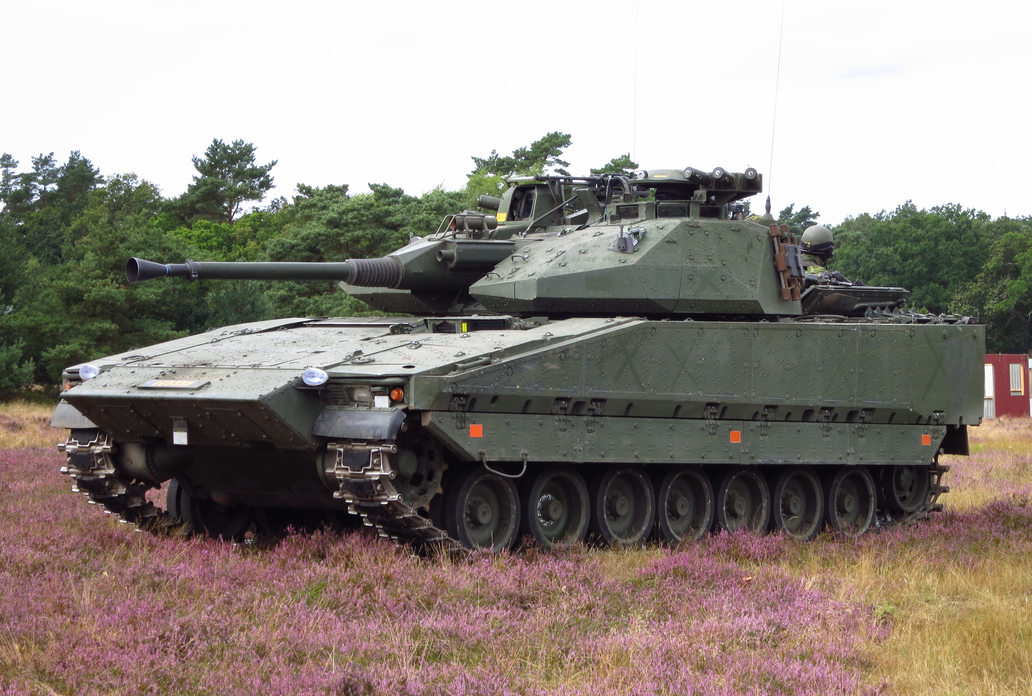 Szwedzkie BMP Stridsfordon 90 przybywają na Ukrainę - Reznikov