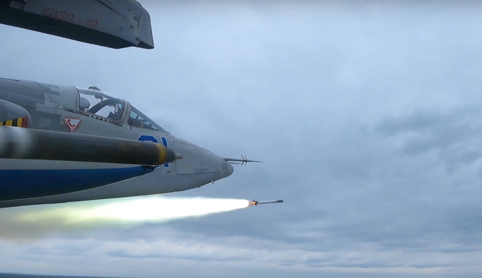 Ukraińskie Siły Zbrojne pokazują samolot szturmowy Su-25 wystrzeliwujący pociski Zuni na pozycje okupantów (wideo)