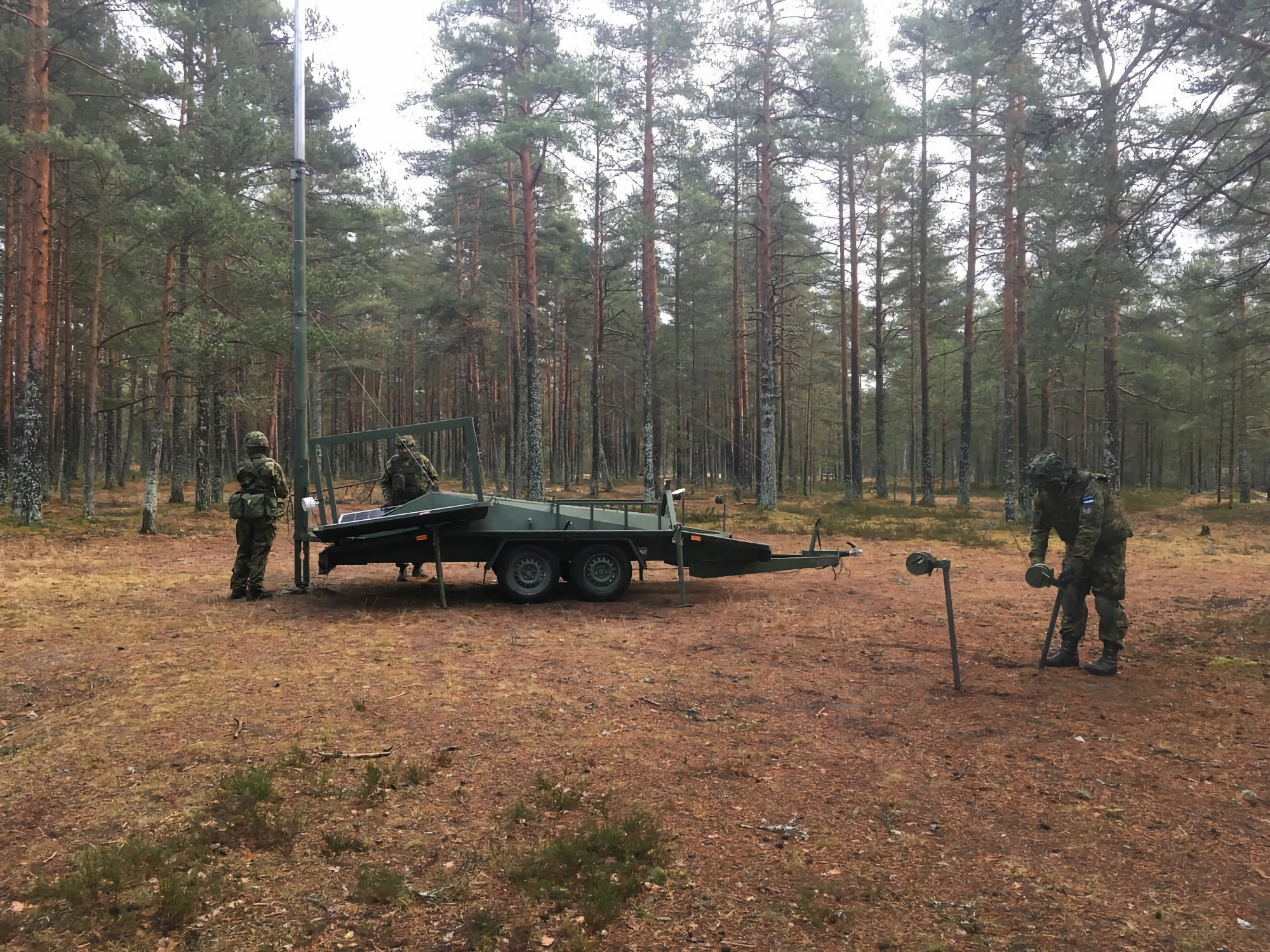 Rheinmetall dostarcza Ukrainie mobilne systemy rozpoznawcze SurveilSPIRE z kamerami noktowizyjnymi i zintegrowanymi autonomicznymi UAV