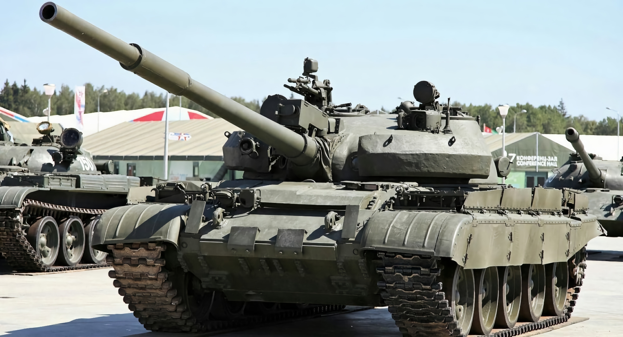 Ukraińscy żołnierze przejmują rosyjski czołg T-62M "Fury", który był w służbie w latach 60.