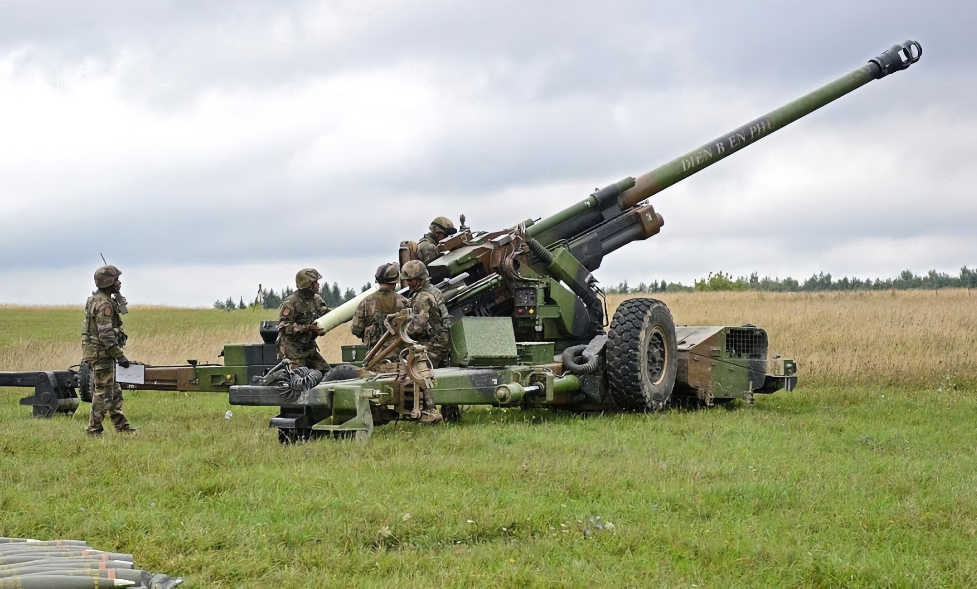Nie tylko działa Cezar i transportery opancerzone VAB: Francja przekaże Ukrainie haubice 155 mm TRF1, które mogą strzelać na odległość do 30 km