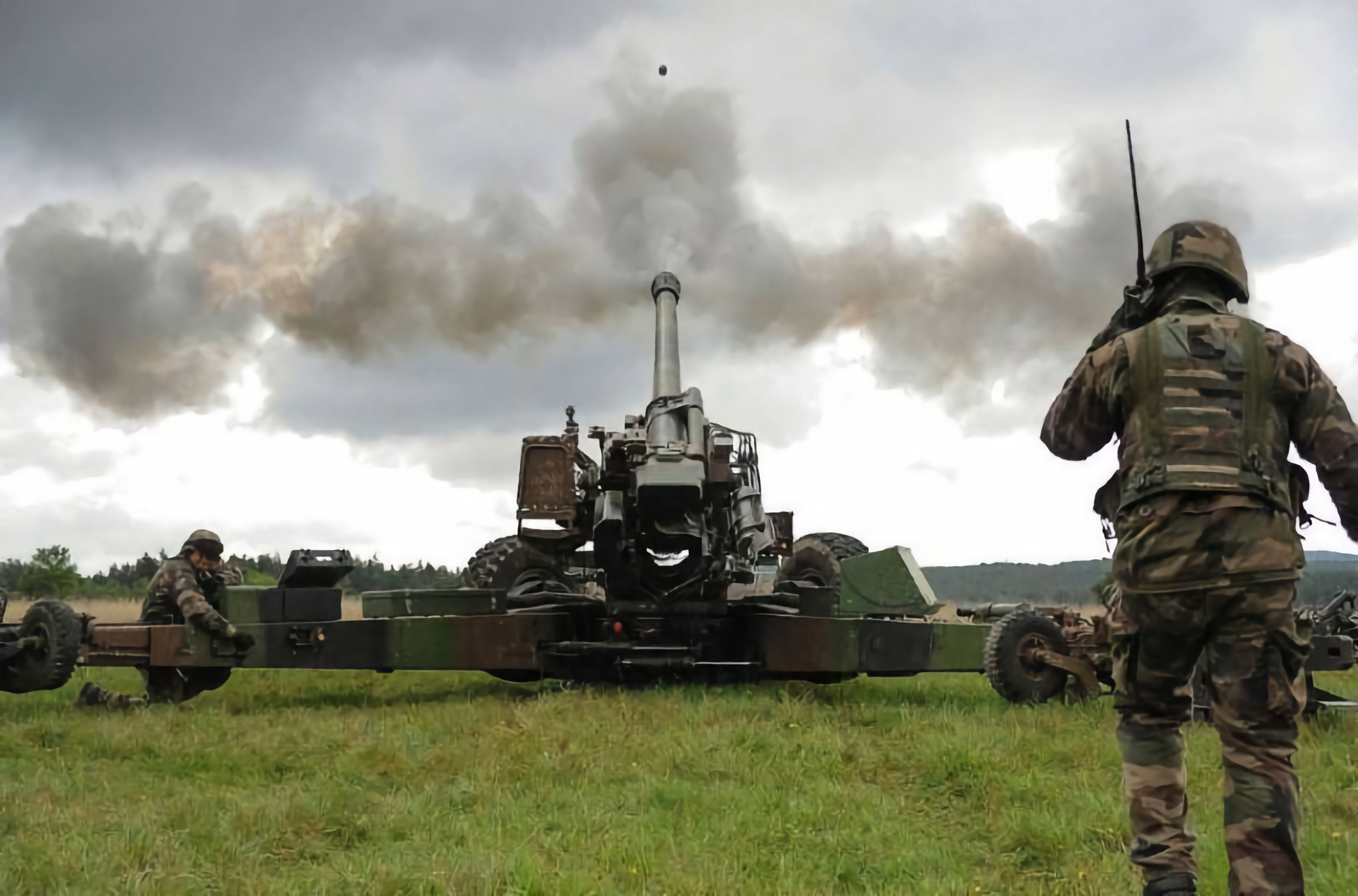 Francja przekazuje AFU haubice 155 mm TRF1, zdolne do wystrzelenia 6 pocisków na minutę i trafienia celów oddalonych nawet o 30 km.