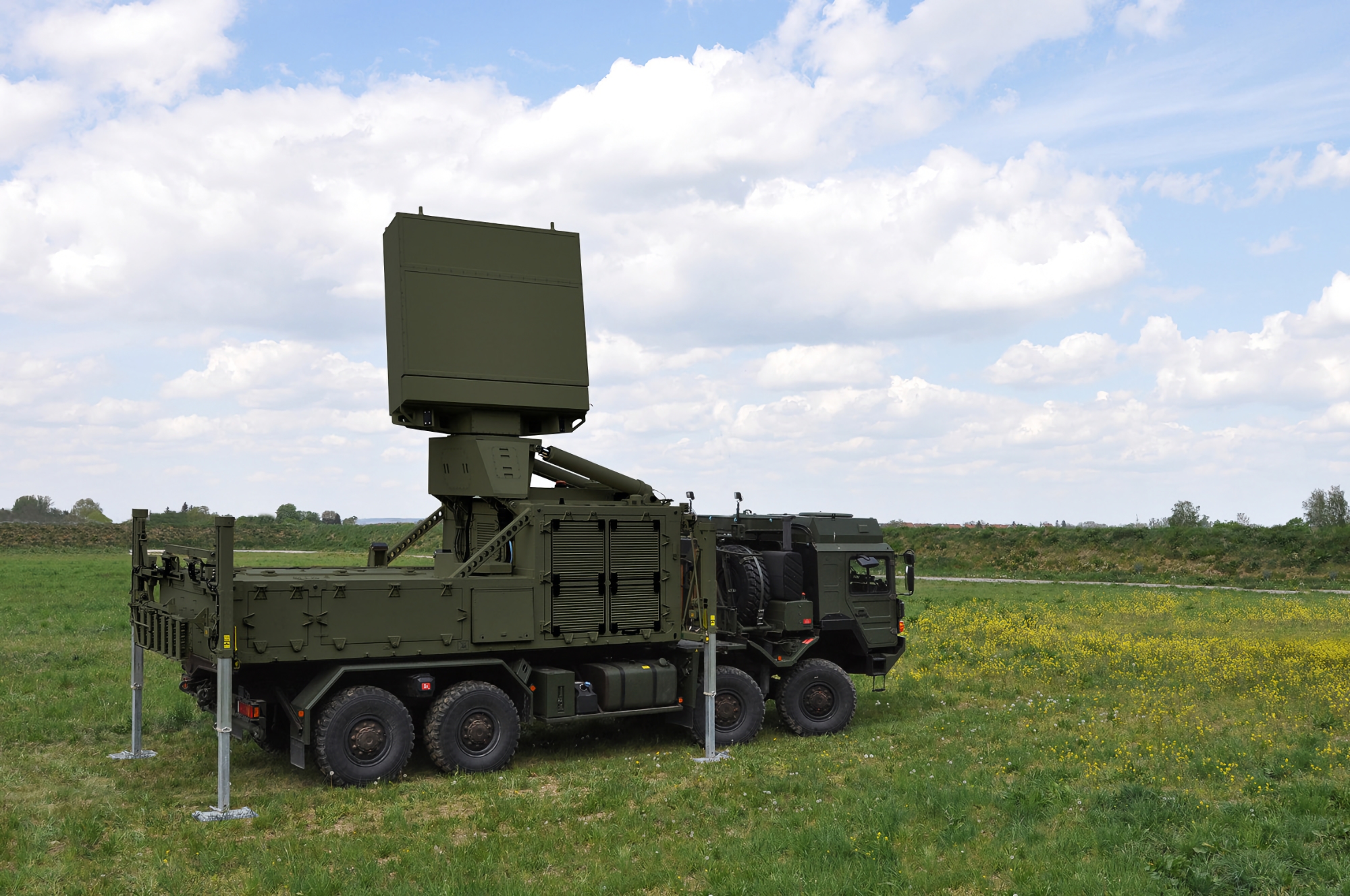 UAV Primoco ONE, radary TRML-4D, ciągniki HX81 i ciężarówki MAN TGS: Niemcy przekazują Ukrainie nowy pakiet uzbrojenia