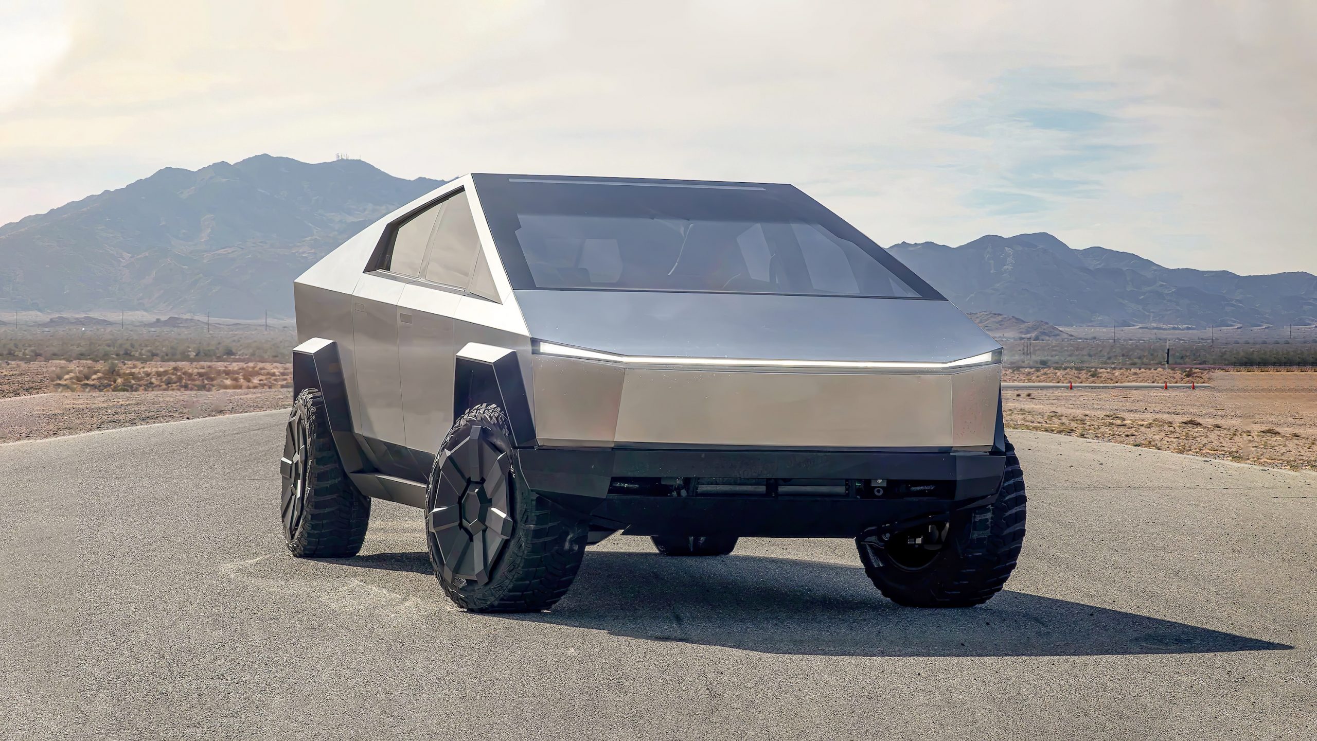 Elon Musk ogłosił nową wersję Tesli Cybertruck - z czterema silnikami oraz trybami czołgu i kraba