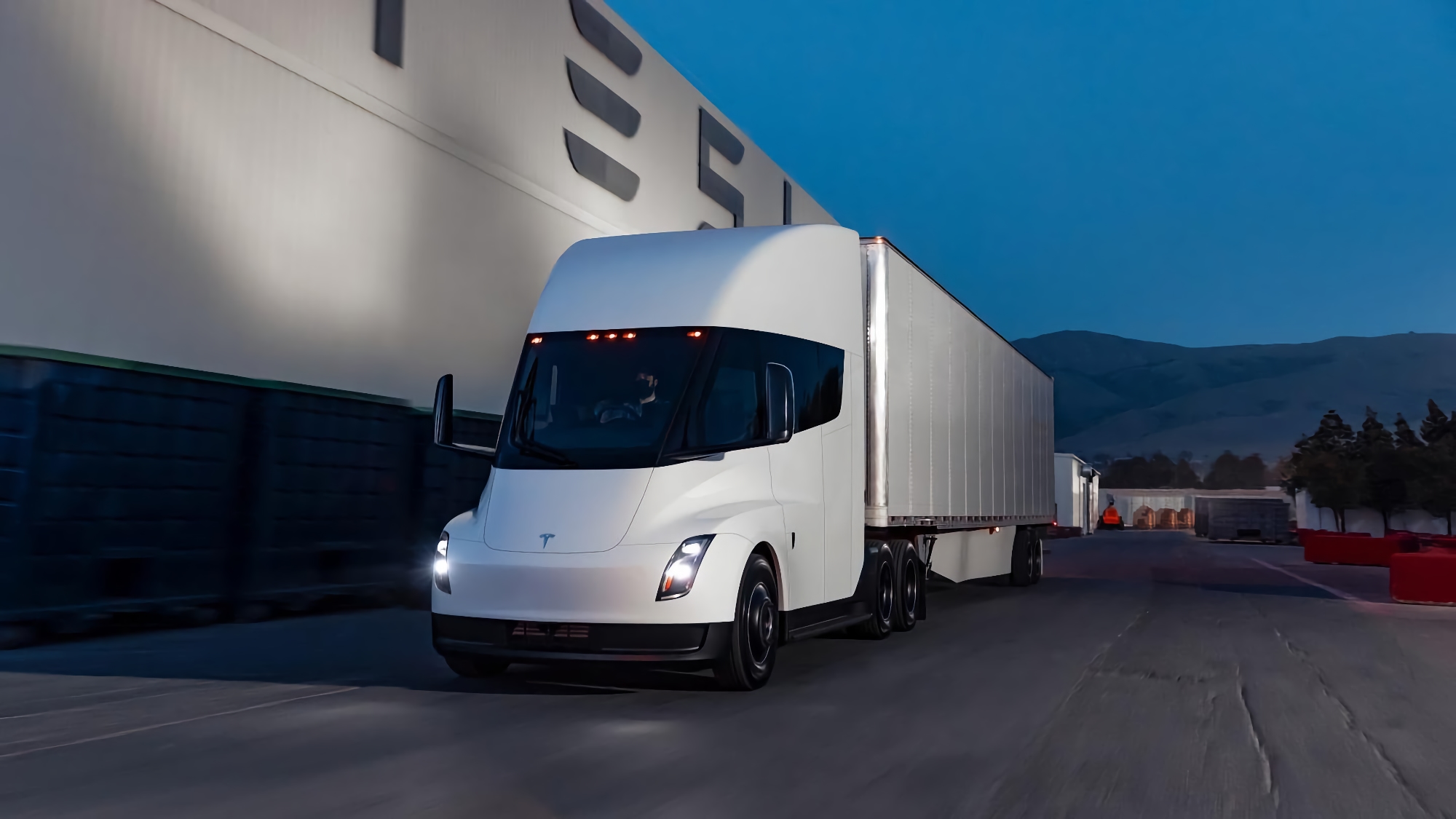 Elon Musk zapowiada masową produkcję Tesli Semi o zasięgu 800 km, Pepsi pierwsza dostanie elektryczną ciężarówkę