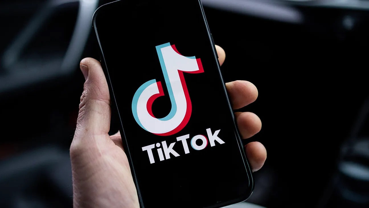 TikTok aktualizuje komunikator: czaty grupowe i niestandardowe naklejki