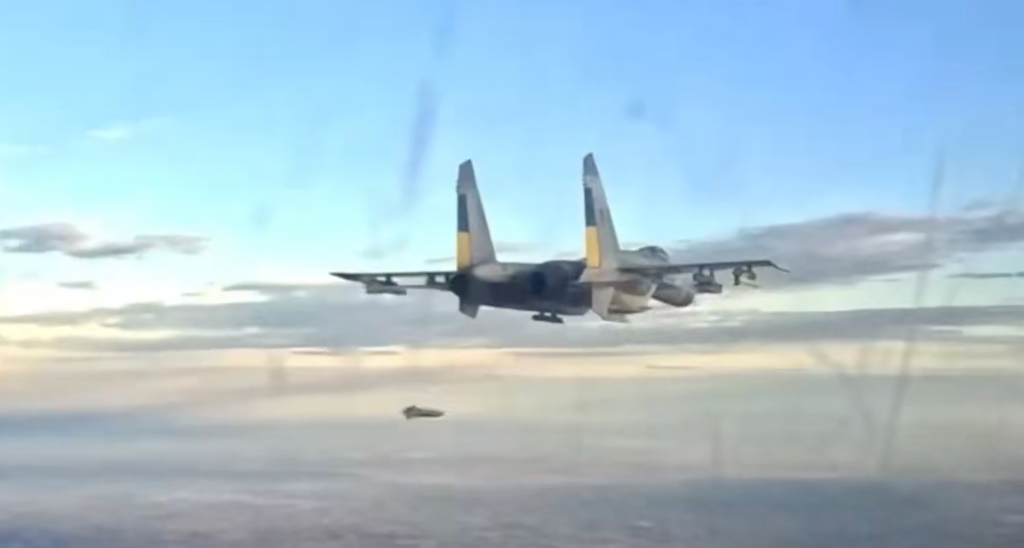Unikalne nagranie: ukraińskie myśliwce Su-27 wystrzeliwują francuskie bomby AASM-250 Hammer i amerykańskie pociski AGM-88 HARMS