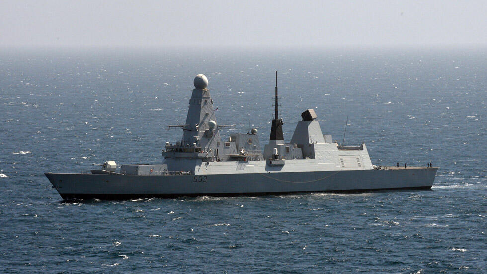 Zmodernizowany niszczyciel HMS Dauntless wypływa na Karaiby, by przetestować nowe silniki w ciepłych wodach.