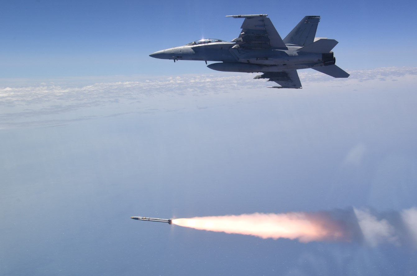 Northrop Grumman testuje AGM-88G AARGM-ER - myśliwiec F/A-18 Super Hornet odpala pocisk antyradarowy i niszczy ruchomy cel