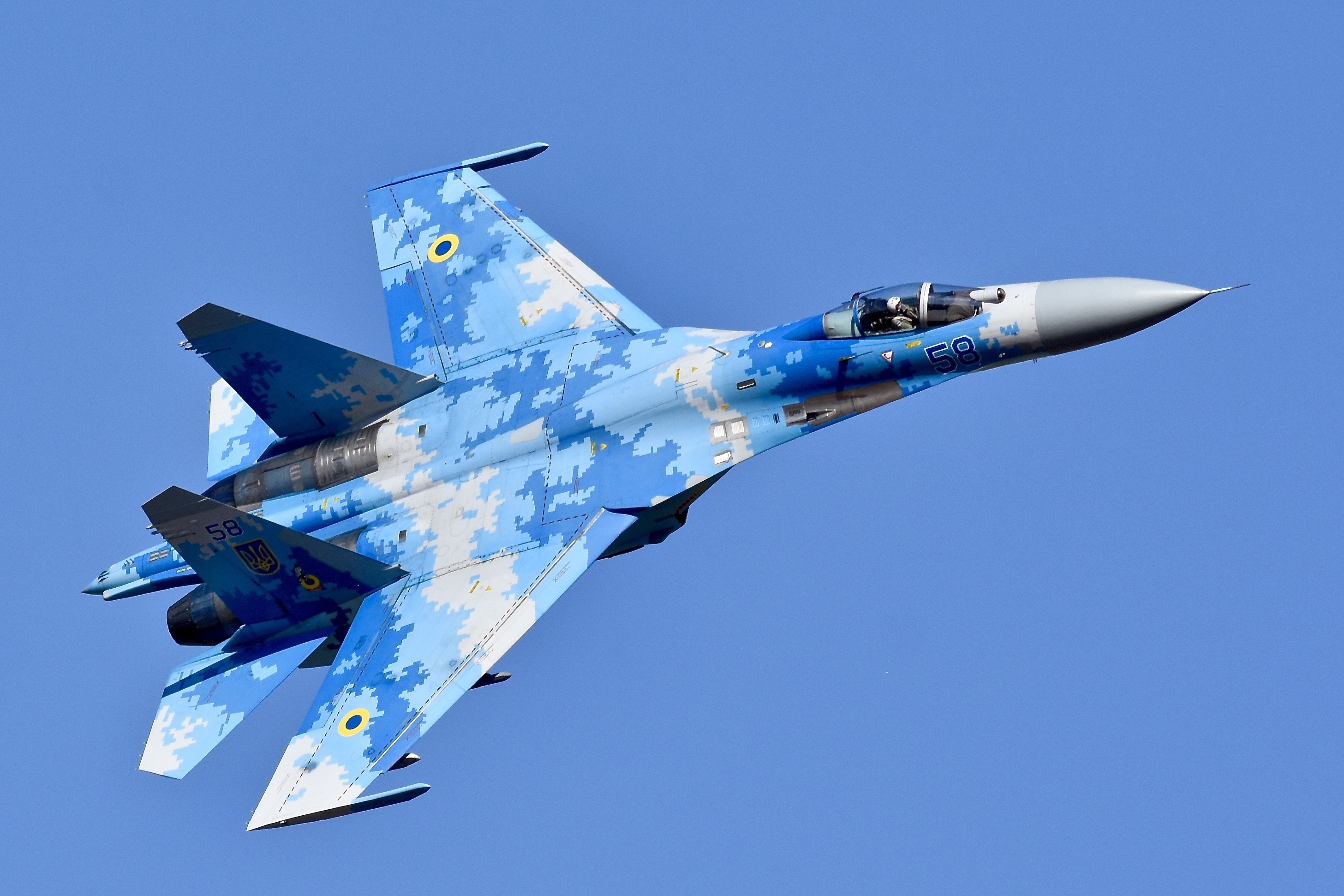 Ukraiński myśliwiec Su-27 zniszczył rosyjski pocisk manewrujący (wideo)