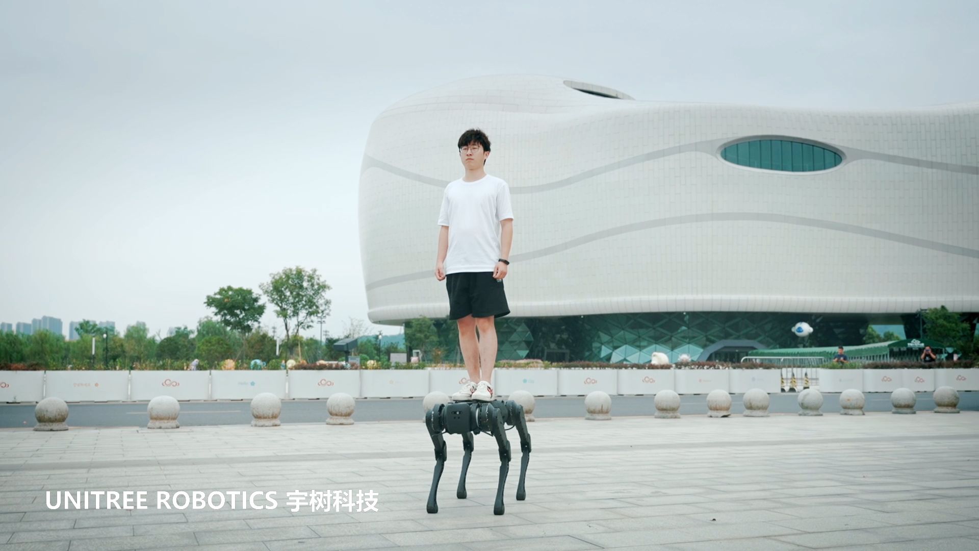 W Chinach przetestowano psa robota Unitree B1, który może chodzić pod wodą i przenosić ładunki ważące ponad 100 kg (wideo)