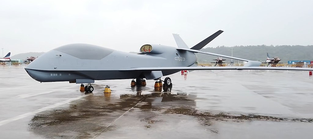 Chiny po raz pierwszy wysyłają na wyspy Japonii WZ-7 Soaring Dragon, wojskowego drona RQ-4 Global Hawk