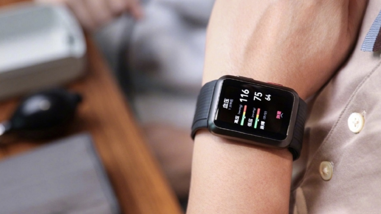 Smartwatch Huawei Watch D będzie mógł mierzyć ciśnienie krwi za pomocą specjalnego paska