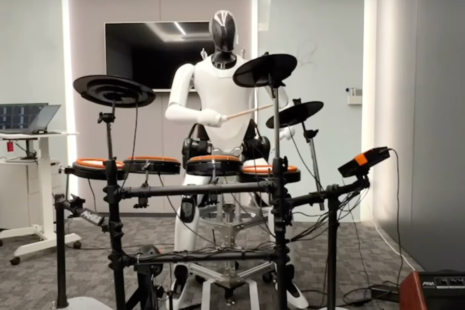 Xiaomi uczy swojego robota humanoida CyberOne gry na perkusji (wideo)