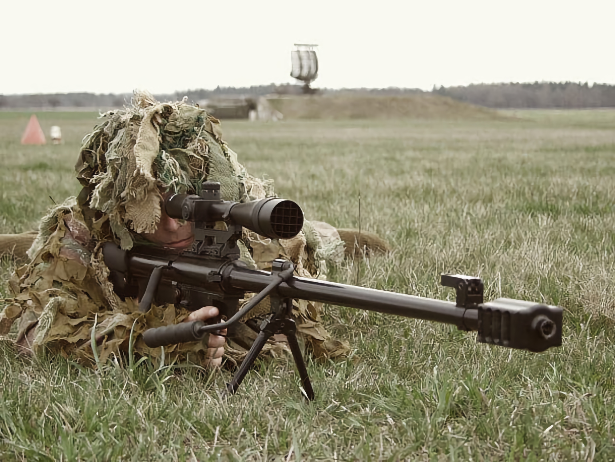 Siły Zbrojne Ukrainy używają karabinów snajperskich ZVI Falcon OP99, Czechy przekazały je Ukrainie na początku wojny na pełną skalę