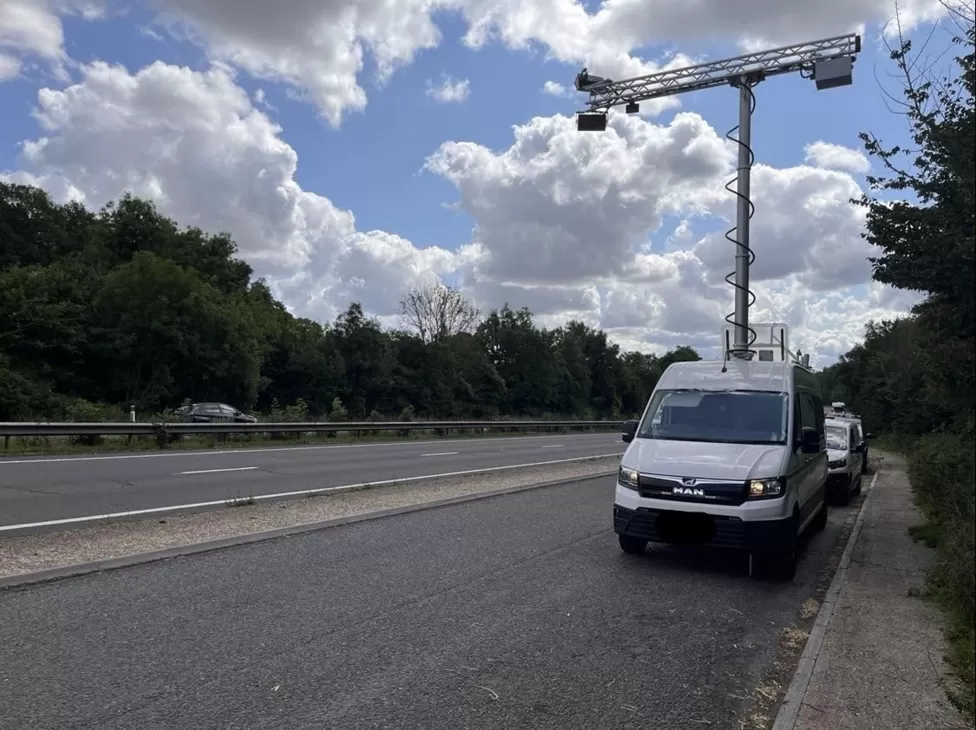Brytyjska furgonetka policyjna ze sztuczną inteligencją wykrywa kierowców korzystających z telefonów komórkowych