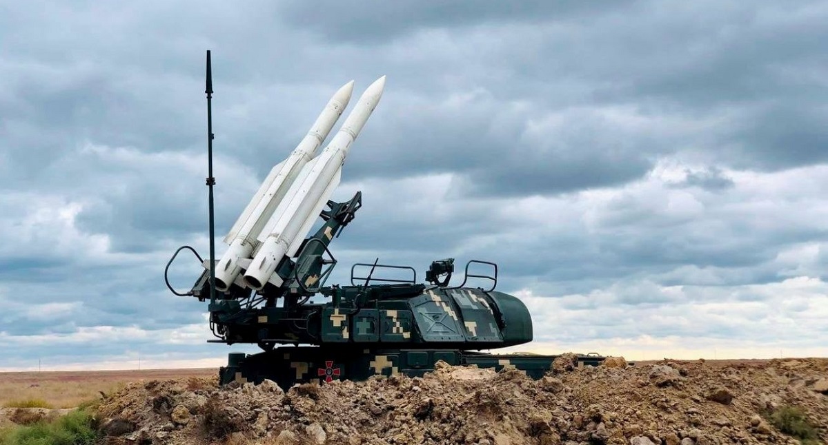 Ukraińscy specjaliści przywracają system rakiet ziemia-powietrze Buk-M1 po porażce przez drona Lancet