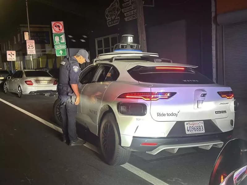 Policja Kalifornii i samochód autonomiczny