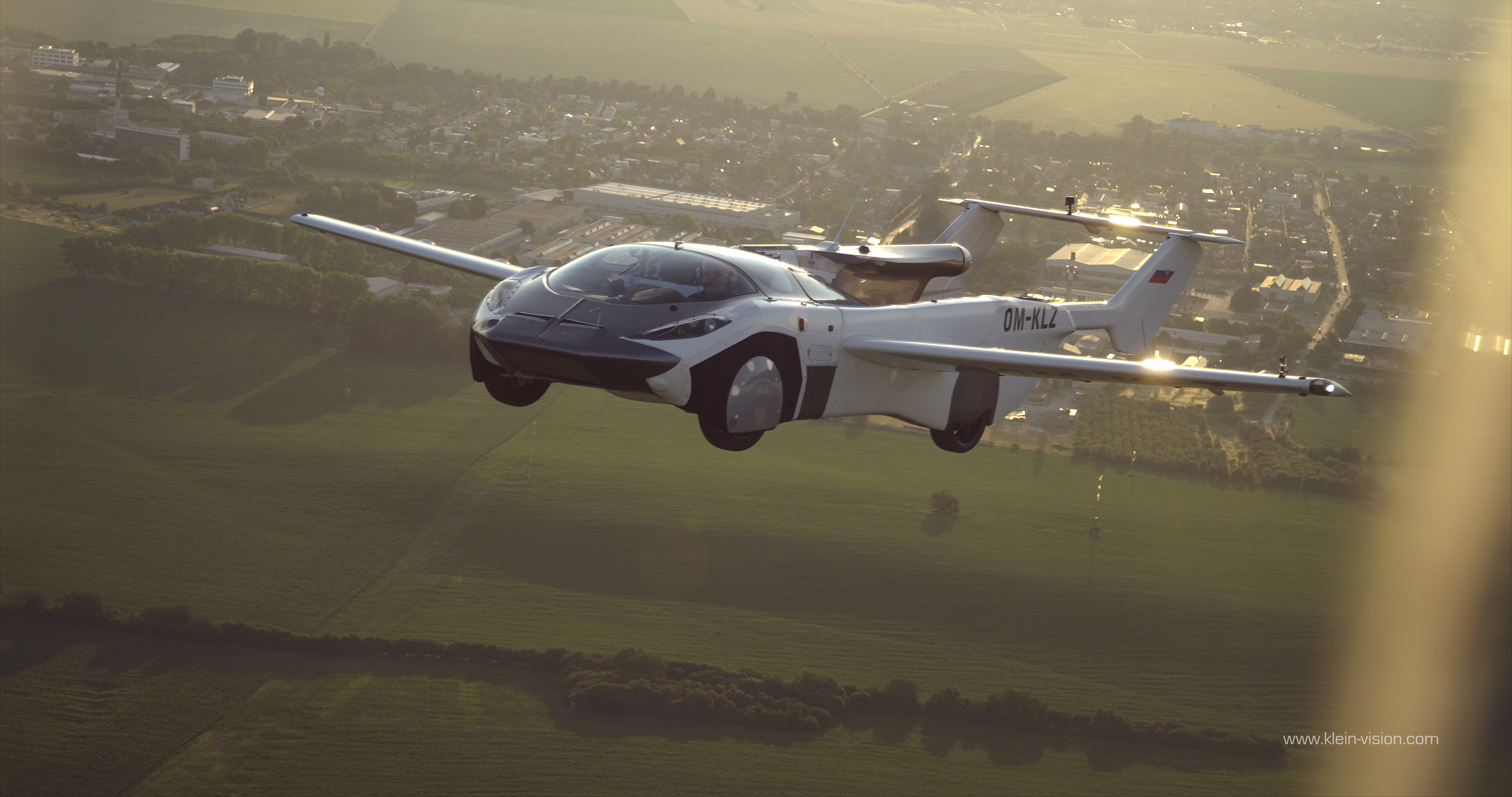 Witamy w przyszłości: latający samochód AirCar Transformer odbył swój pierwszy lot z miasta do miasta
