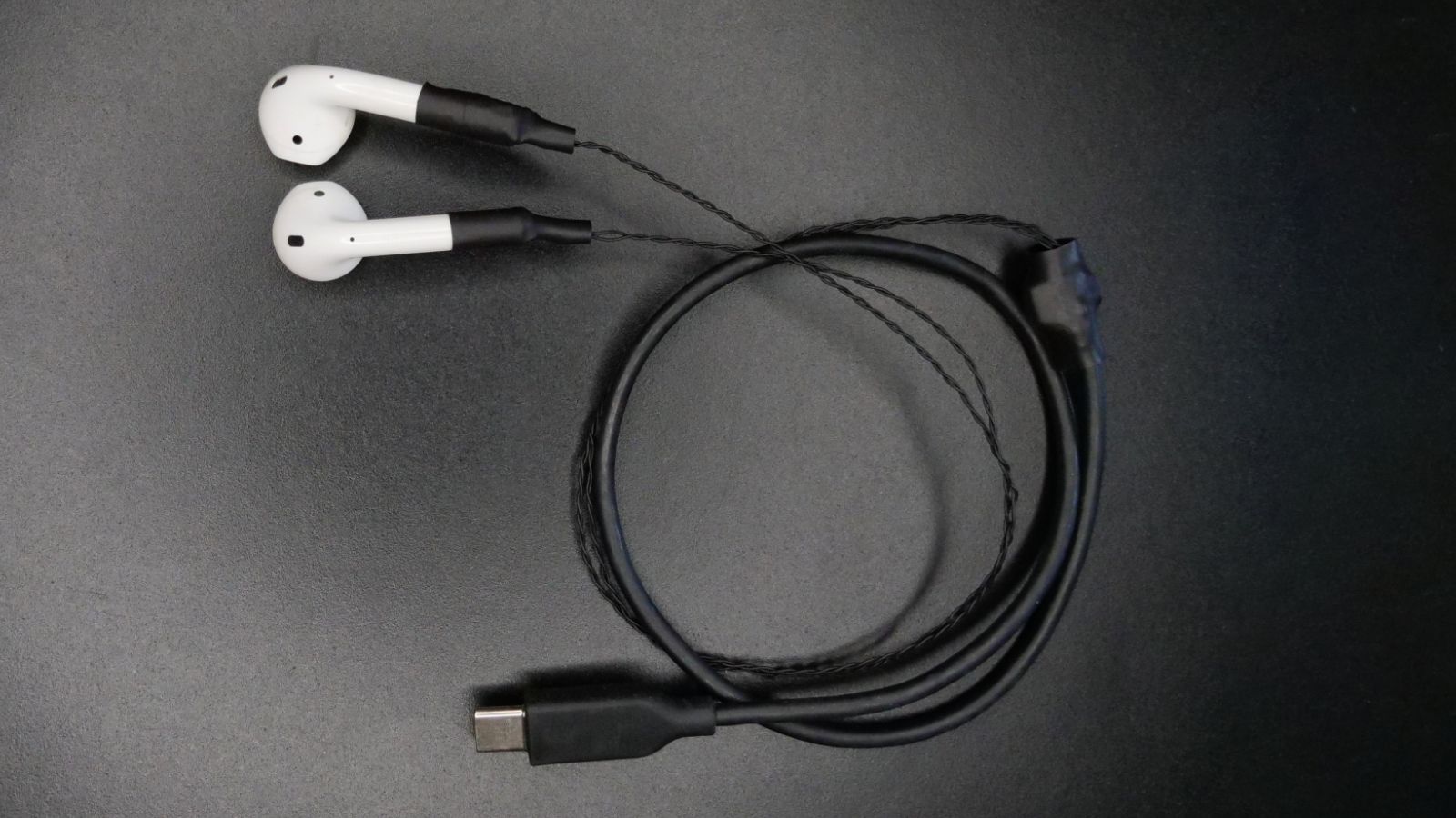 Nie wymaga ładowania: entuzjasta zmienił Apple AirPods w przewodowe słuchawki ze złączem USB-C