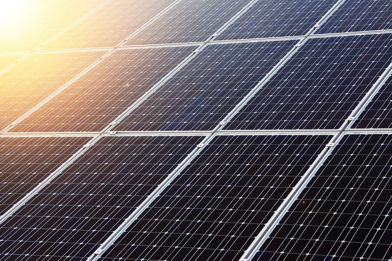 Ogniwo fotowoltaiczne i bateria w jednym – przyszłość elektrowni słonecznych