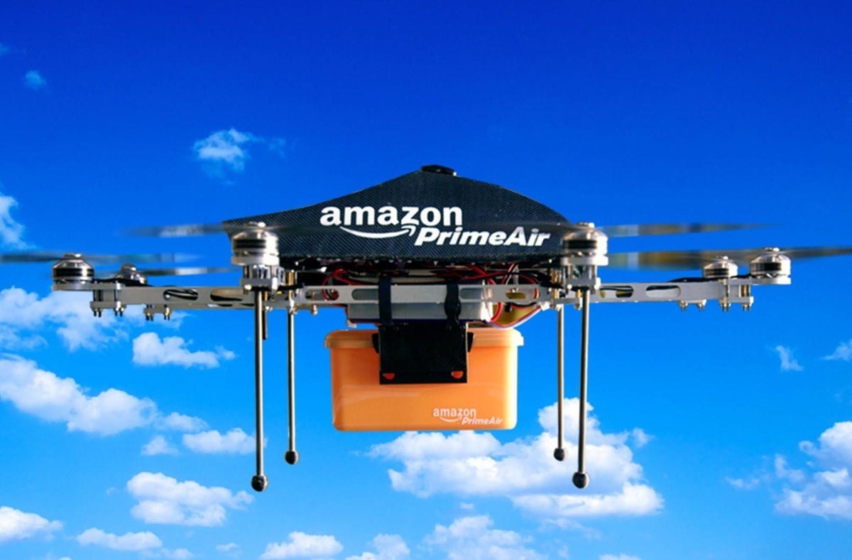 Amazon uruchamia dostawę dronem w Kalifornii