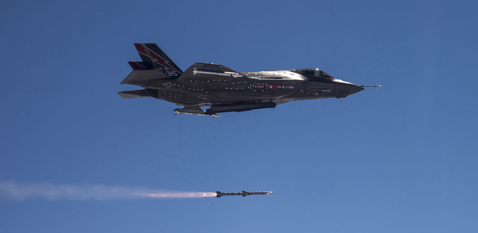 USA zakupią ponad 13 tys. pocisków lotniczych AIM-9X, AGM-158 i AIM-120, tysiące pocisków przeciwokrętowych AGM-158C, Harpoon i NSM