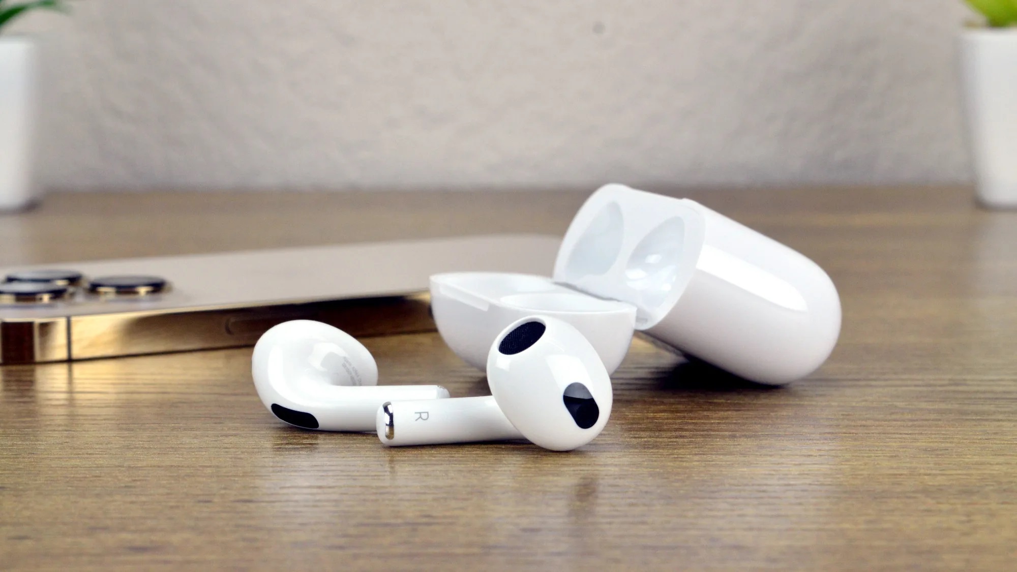 Użytkownicy skarżyli się na fatalną jakość wykonania słuchawek AirPods 3. Ale nie wszyscy
