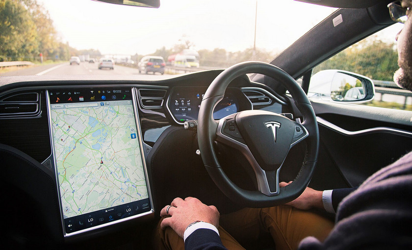 Kierowca Tesla został pozbawiony praw do jazdy na siedzeniu pasażera