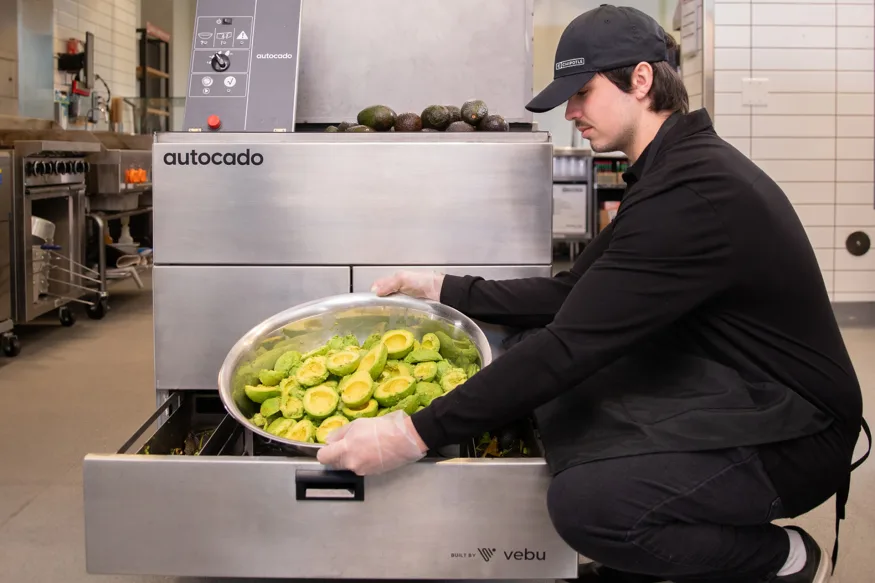 Chipotle używa robota do obierania awokado, aby przyspieszyć przygotowanie guacamole