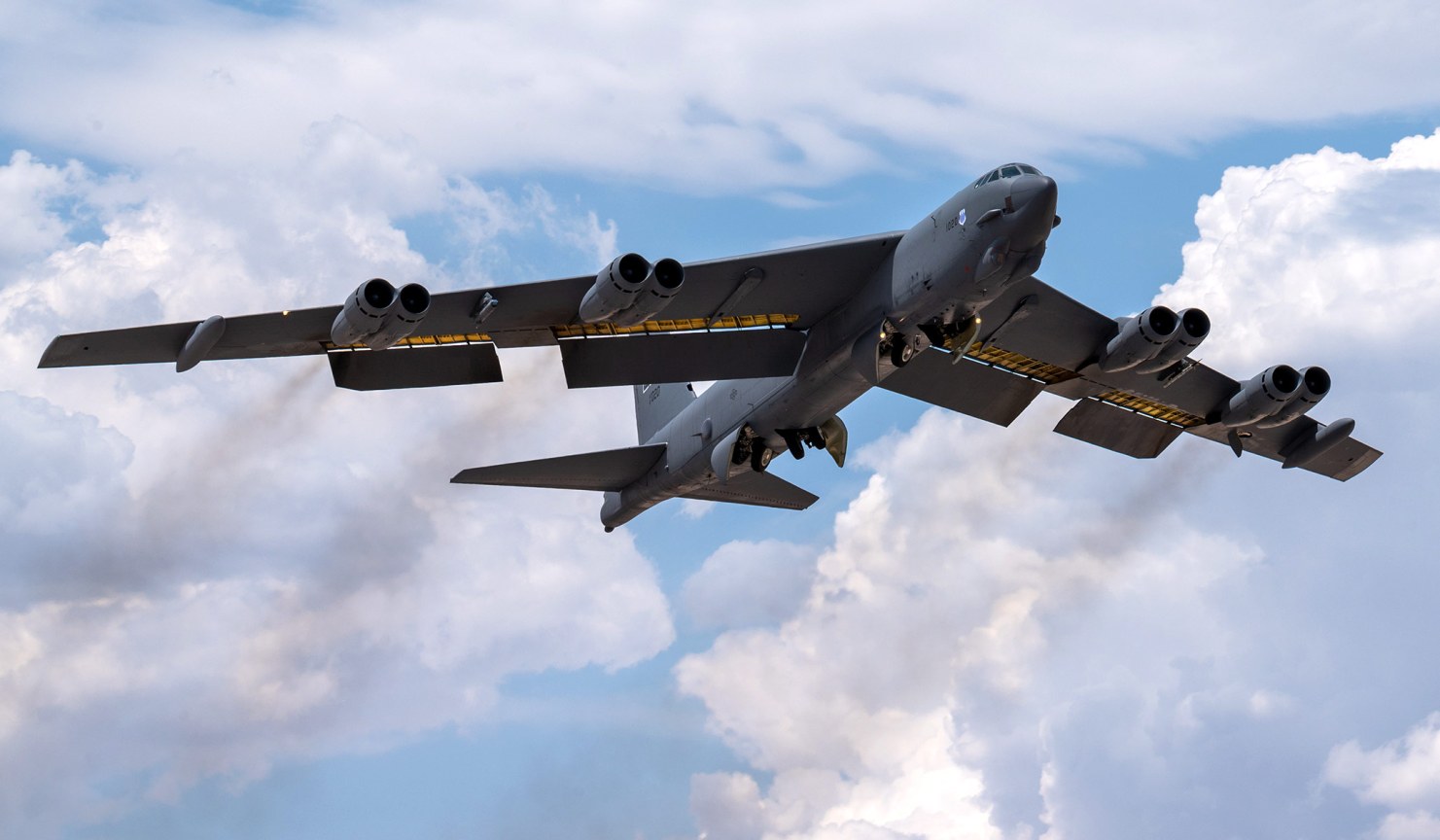 US Air Force wyda 11 mld dolarów na modernizację B-52H - bombowiec ma dostać silnik F130, radar i być zdolny do przenoszenia nowego pocisku nuklearnego o zasięgu 2400 km