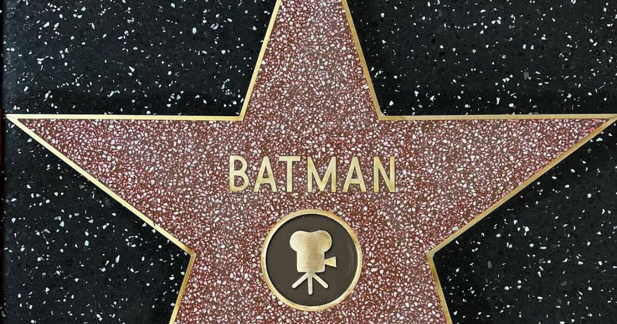 Batman otrzymuje gwiazdę na Hollywood Walk of Fame - jest pierwszym superbohaterem, który dokonał tego wyczynu.