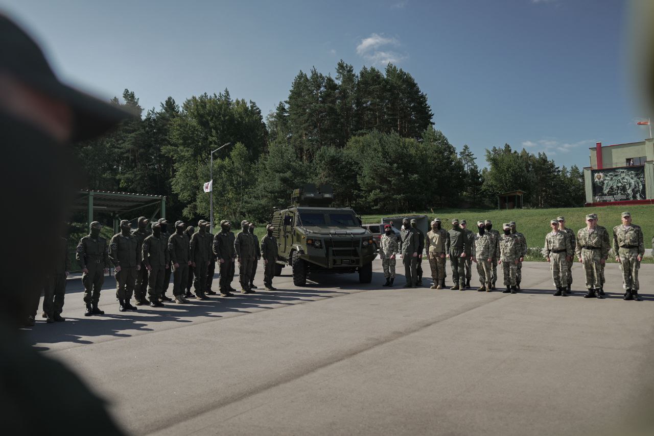 Białoruskie siły specjalne używają pojazdów opancerzonych Kozak-5 zdobytych na Ukrainie