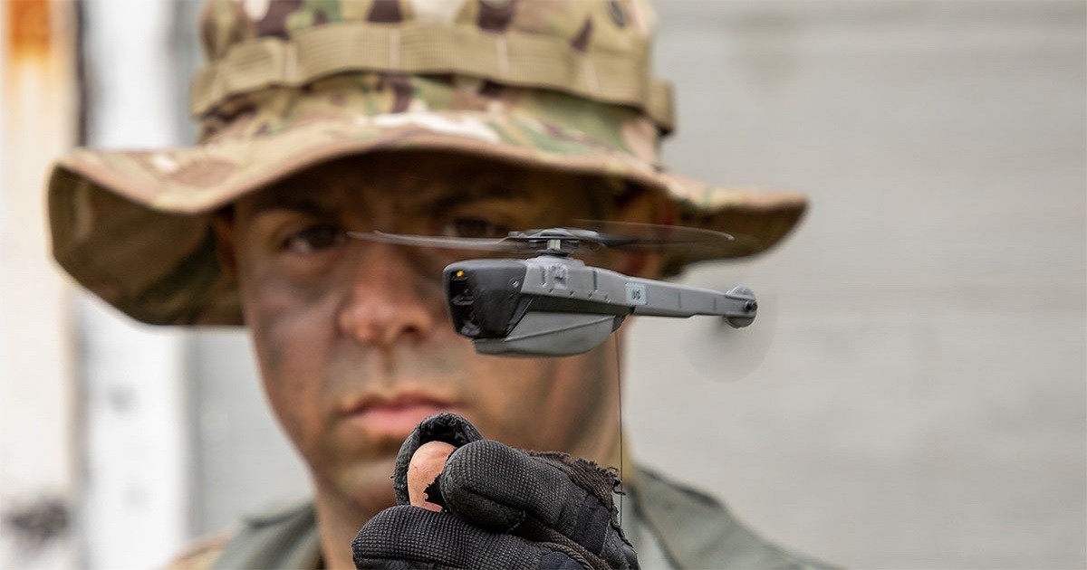 Siły zbrojne Ukrainy prezentują w akcji najmniejszego na świecie drona Black Hornet Nano