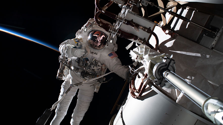 NASA wysyła astronautów w kosmos, aby zainstalowali dwa 340-kilogramowe panele słoneczne