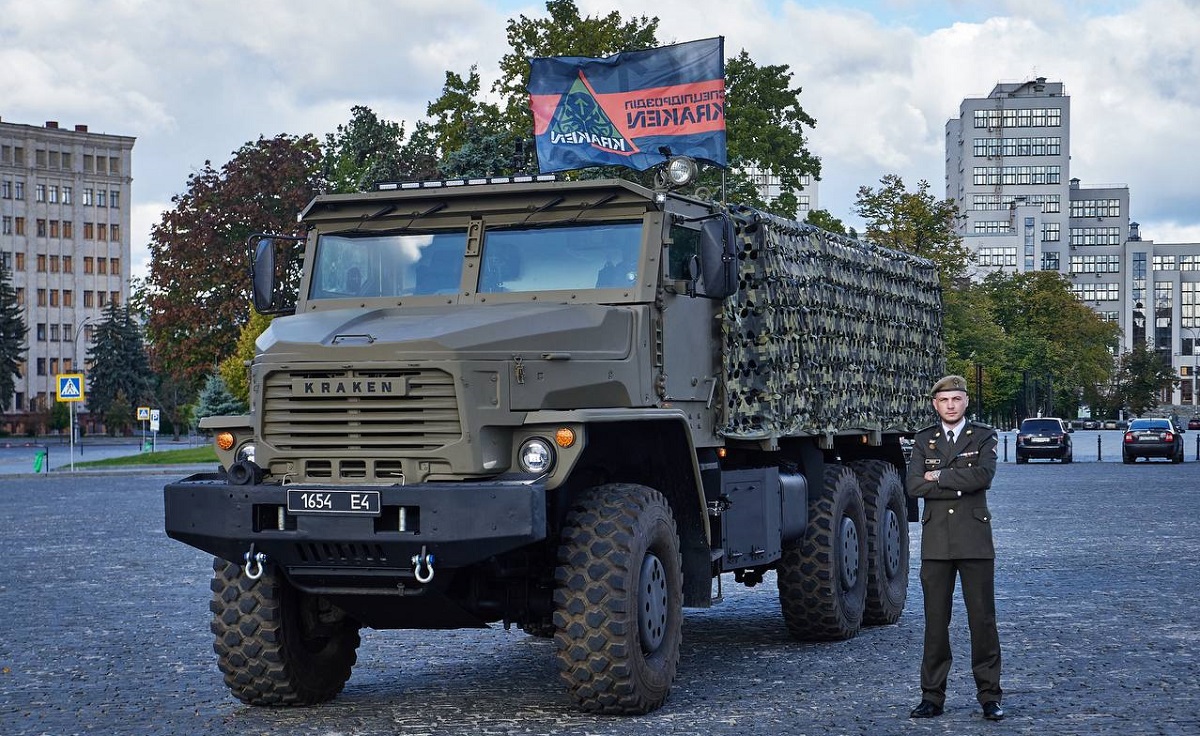 Jednostka specjalna KRAKEN uzbroiła się w trofeum w postaci rosyjskiego pojazdu opancerzonego Tornado-U, który został zdobyty w 2022 roku.