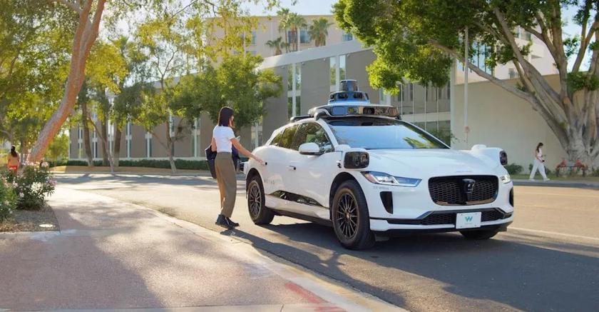 Policja zatrzymuje taksówkę-robota Waymo, która wjechała na nadjeżdżający pas ruchu w USA