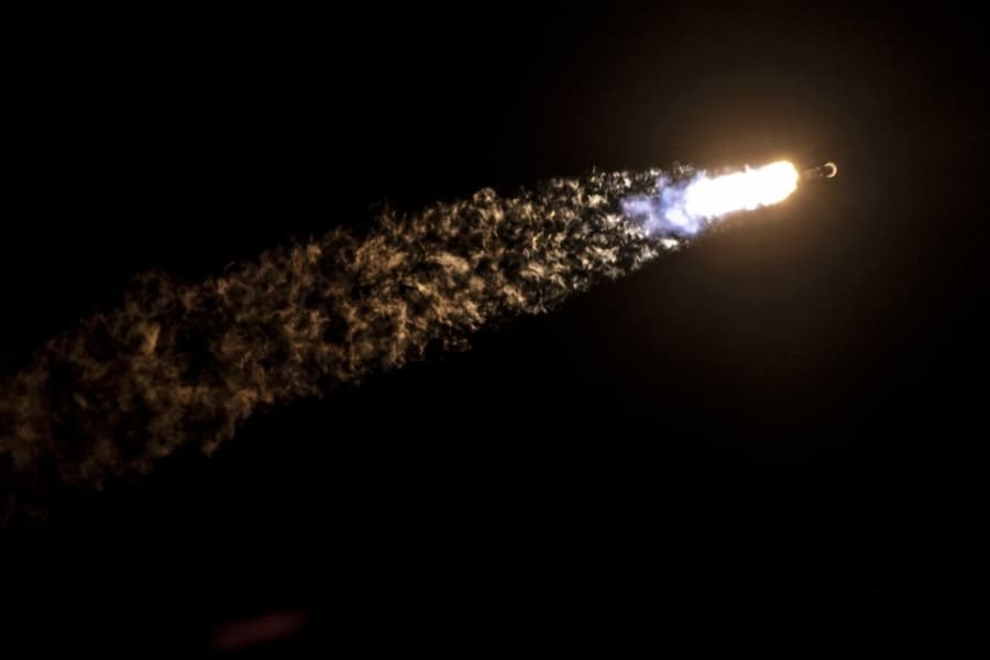 Raketa Falcon 9 podczas startu w kosmos
